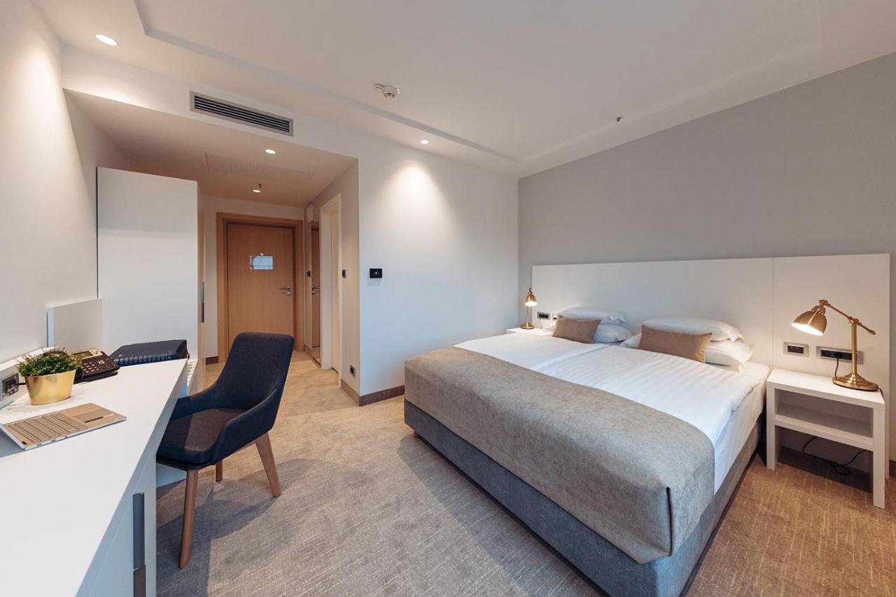 Hotel Antunovic East 4*